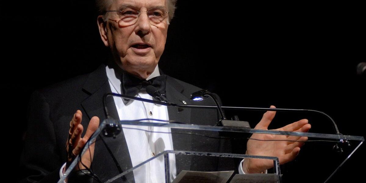 Lloyd Robertson, Esteemed CTV News Anchor, Passes Away at 92 Lloyd Robertson, Esteemed CTV News Anchor, Passes Away at 92
