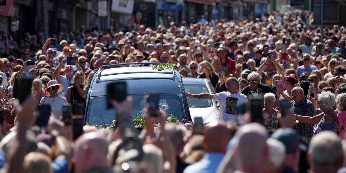 Bonnie Tyler’s Funeral Procession Draws Emotional Crowds in Welsh Village Bonnie Tyler’s Funeral Procession Draws Emotional Crowds in Welsh Village