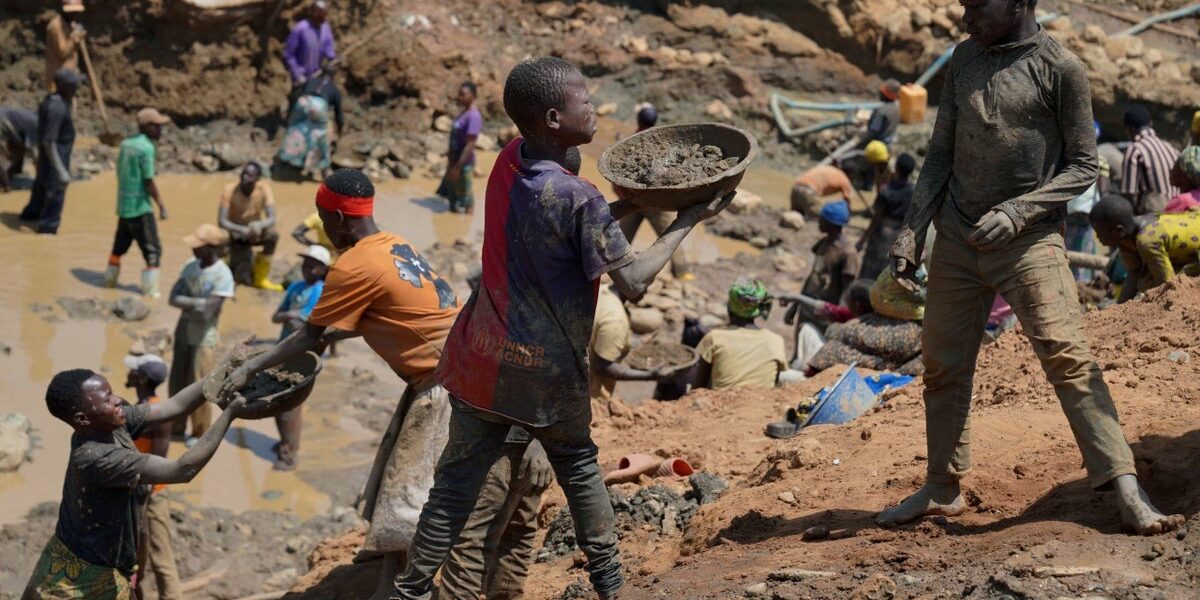 Ebola Containment Efforts Thwarted by Mobile Gold Miners in Eastern Congo Ebola Containment Efforts Thwarted by Mobile Gold Miners in Eastern Congo