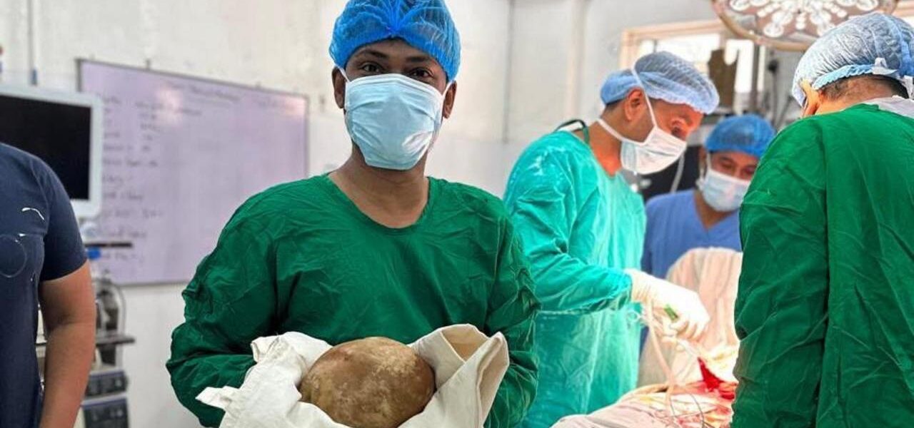 Record-Breaking 3.1kg Bladder Stone Removed by UK Doctors Record-Breaking 3.1kg Bladder Stone Removed by UK Doctors