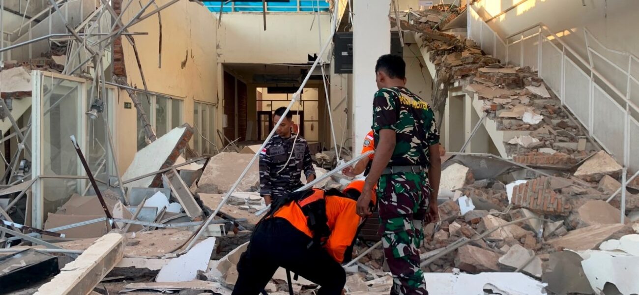 Indonesia Earthquake: Magnitude 7.7 Quake Kills 51, Displaces Thousands Indonesia Earthquake: Magnitude 7.7 Quake Kills 51, Displaces Thousands