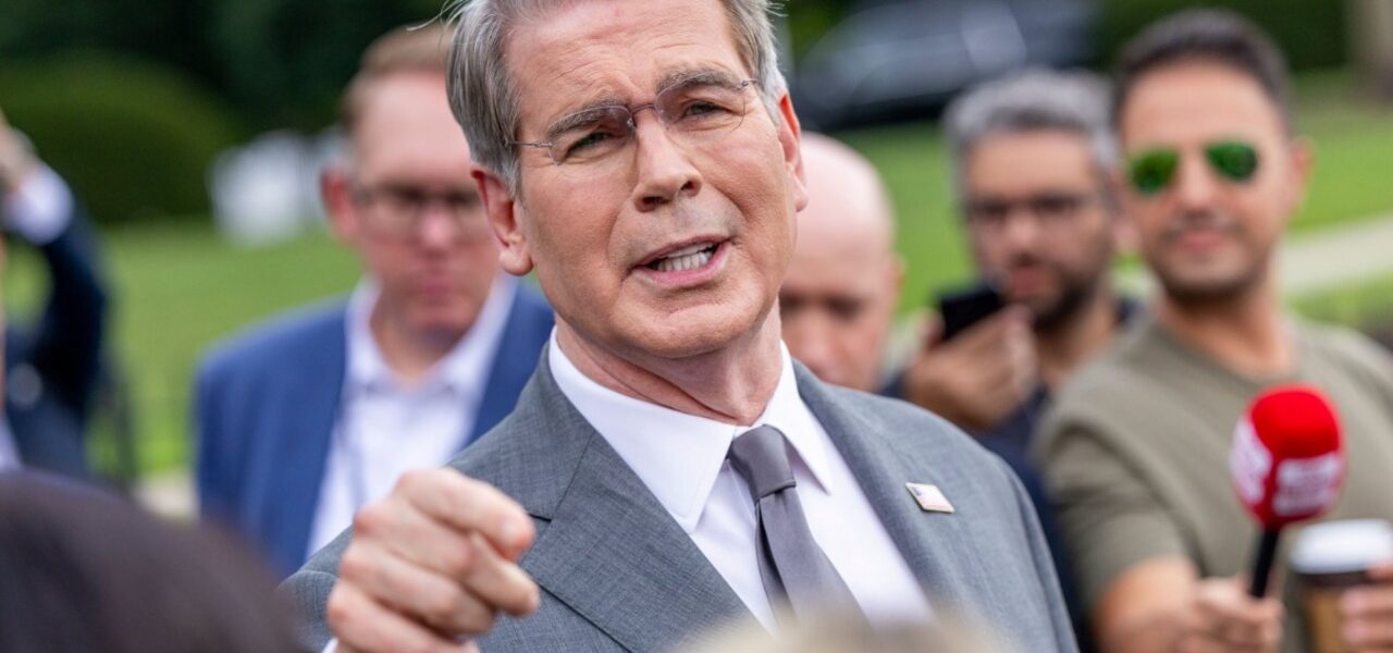 US Treasury Secretary Calls on Allies to Support Economic Sanctions Against Iran
