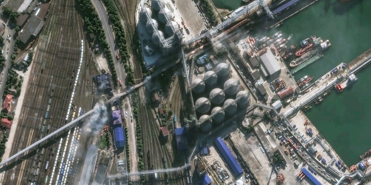 Ukrainian Drone Strikes Major Russian Oil Refinery, Sparking Fire Ukrainian Drone Strikes Major Russian Oil Refinery, Sparking Fire