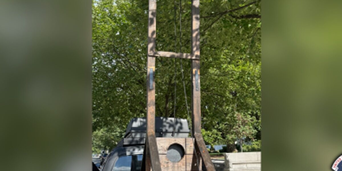 Man Arrested for Transporting Guillotine Near US Capitol Man Arrested for Transporting Guillotine Near US Capitol