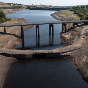 Houseboat Owners Face Crisis as England’s Water Levels Plummet Houseboat Owners Face Crisis as England’s Water Levels Plummet