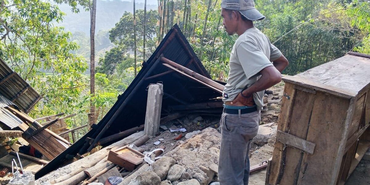 7.7 Magnitude Earthquake Hits Indonesia, Claims Lives and Causes Panic 7.7 Magnitude Earthquake Hits Indonesia, Claims Lives and Causes Panic