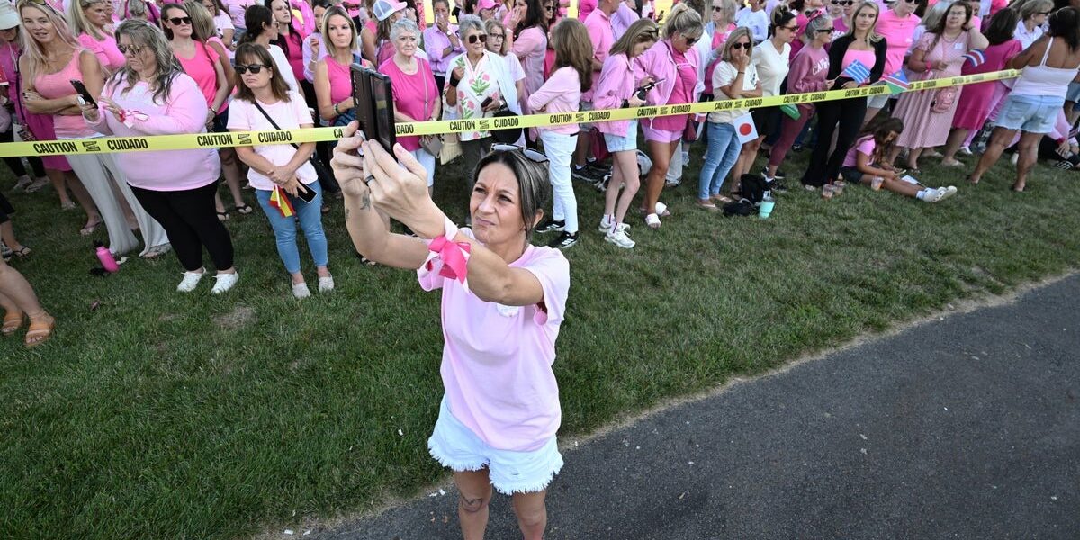 Hundreds Rally in Pink for Lindsay Clancy, Accused in Child Deaths Hundreds Rally in Pink for Lindsay Clancy, Accused in Child Deaths