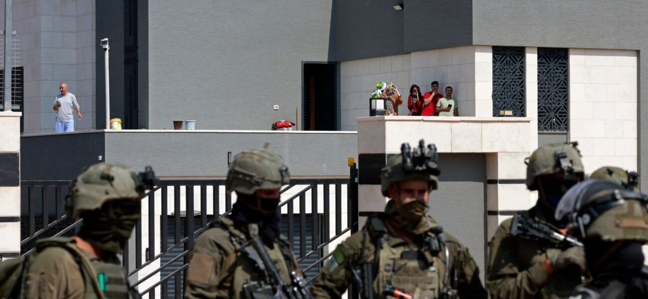 Israeli Wounded in West Bank Stabbing; Wide Search Launched Israeli Wounded in West Bank Stabbing; Wide Search Launched