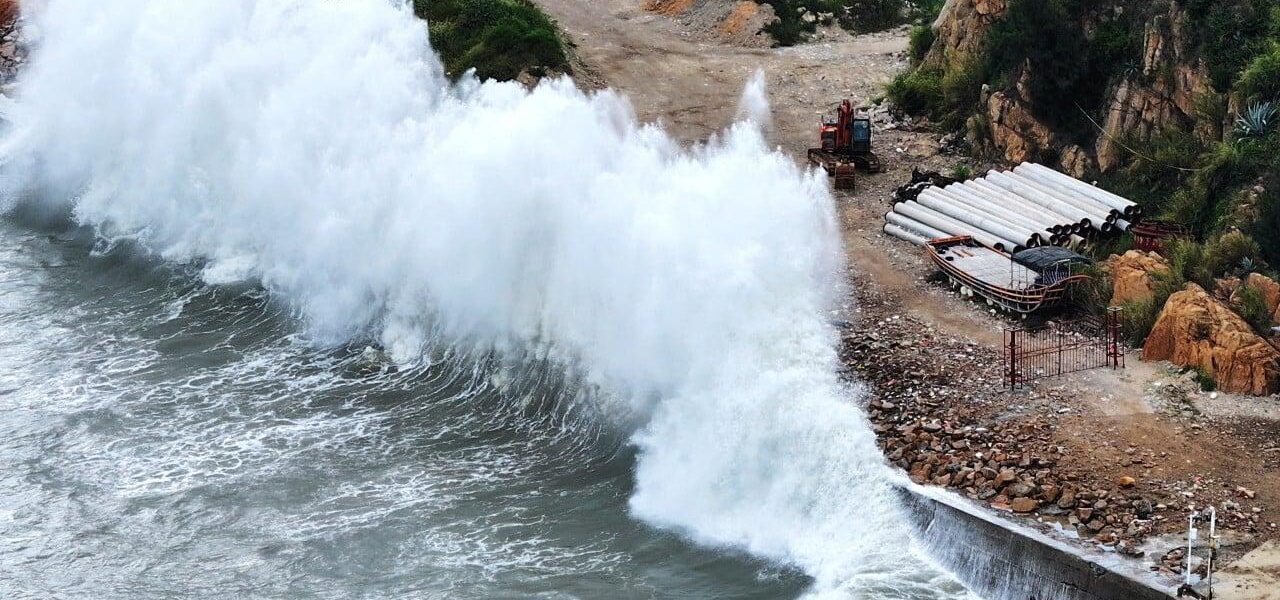 Shanghai Issues Red Alert as Typhoon Dolphin Approaches, Cancels 60% of Flights