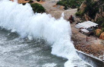 Shanghai Issues Red Alert as Typhoon Dolphin Approaches, Cancels 60% of Flights