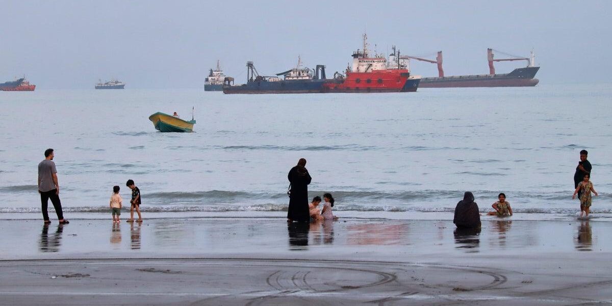 Iran-Oman Agreement on Strait of Hormuz Nears Completion, Trump Talks Uncertain