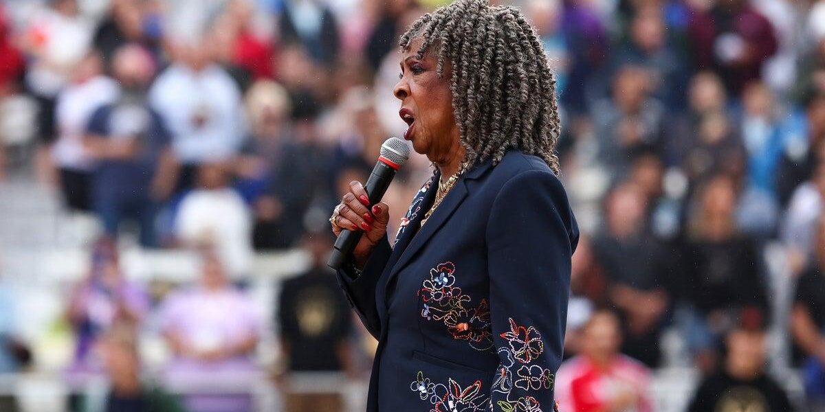 Viral Backlash: Martha Reeves’ National Anthem at Women’s Pro Baseball League Sparks Controversy Viral Backlash: Martha Reeves’ National Anthem at Women’s Pro Baseball League Sparks Controversy