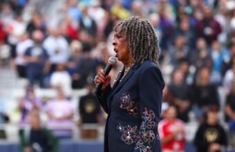 Viral Backlash: Martha Reeves’ National Anthem at Women’s Pro Baseball League Sparks Controversy