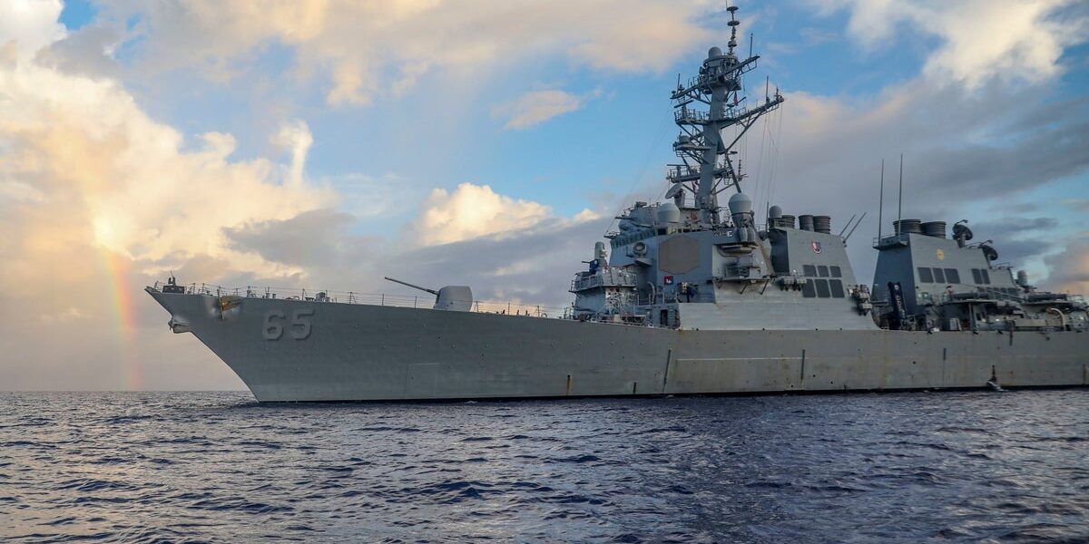 US Navy Destroyer with 300 Sailors Suffers Four-Day Power Failure in Pacific US Navy Destroyer with 300 Sailors Suffers Four-Day Power Failure in Pacific
