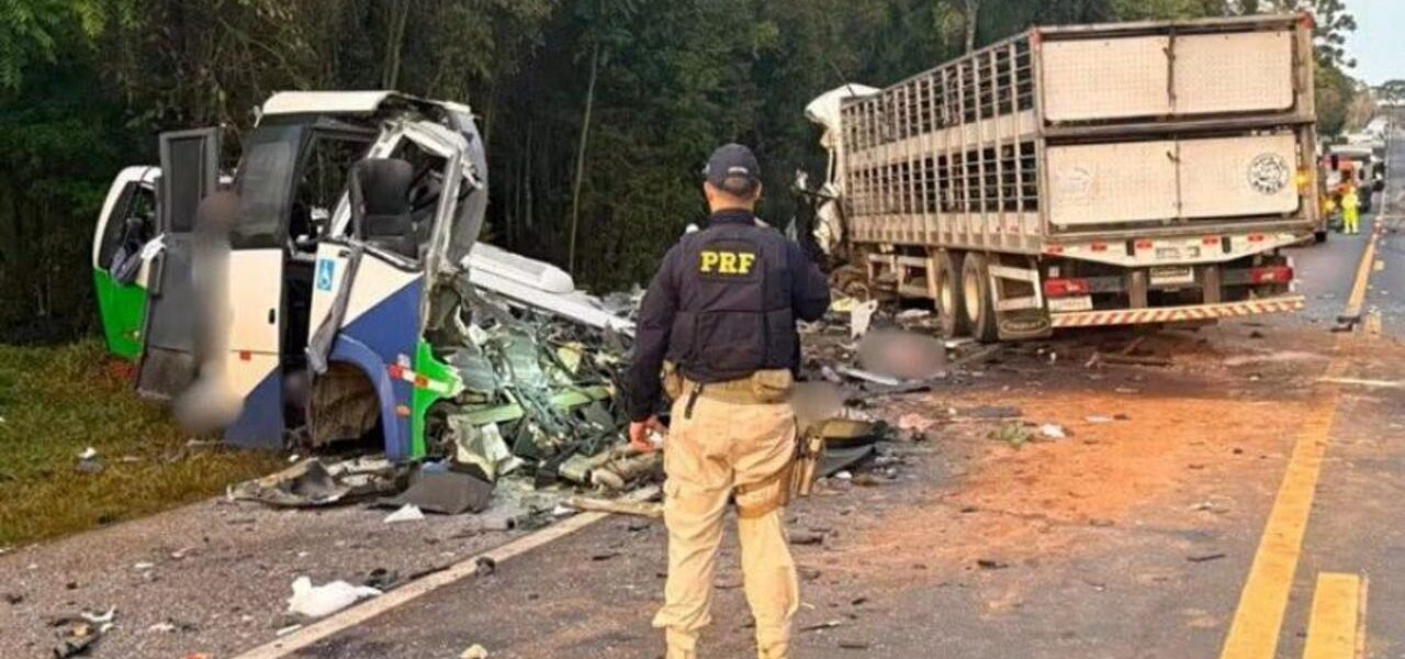 Over 20 Killed in Brazil Bus and Lorry Head-on Collision Over 20 Killed in Brazil Bus and Lorry Head-on Collision