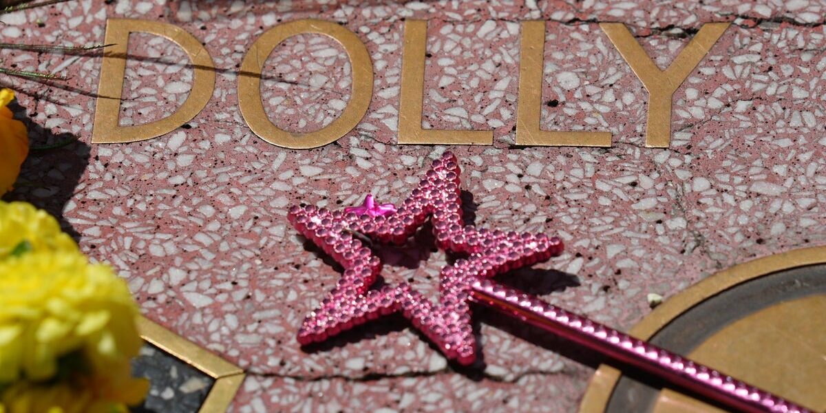Dolly Parton Memorials: Fans Gather Nationwide to Mourn Beloved Icon
