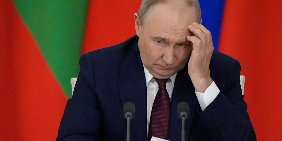 Russia Faces Liquidity Crisis as Citizens Withdraw Billions Amid Putin Fears Russia Faces Liquidity Crisis as Citizens Withdraw Billions Amid Putin Fears