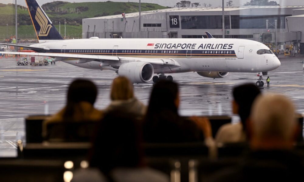 Singapore Airlines Crew Lauded for Life-Saving Efforts on Passenger Singapore Airlines Crew Lauded for Life-Saving Efforts on Passenger