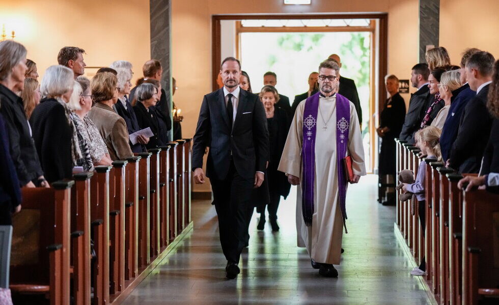 Norwegians Gather for Emotional Tributes to Departed King Harald V