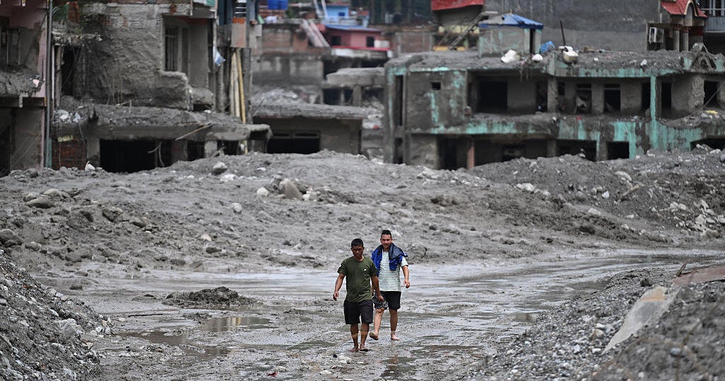 Nepal Braces for New Floods as Death Toll Surpasses 800 Nepal Braces for New Floods as Death Toll Surpasses 800