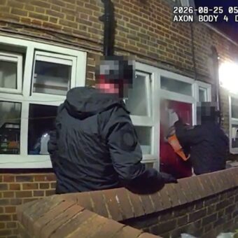 Dramatic Police Raid: Circular Saw Used to Bust Down Door of Suspected Knife Smuggler’s London Flat Dramatic Police Raid: Circular Saw Used to Bust Down Door of Suspected Knife Smuggler’s London Flat
