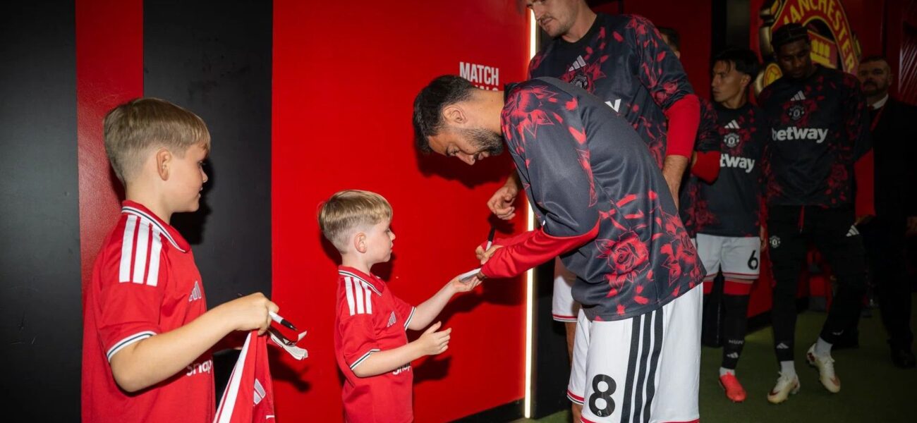 Heartwarming Tribute: Sons of Fallen Police Officer Lead Manchester United as Mascots Heartwarming Tribute: Sons of Fallen Police Officer Lead Manchester United as Mascots