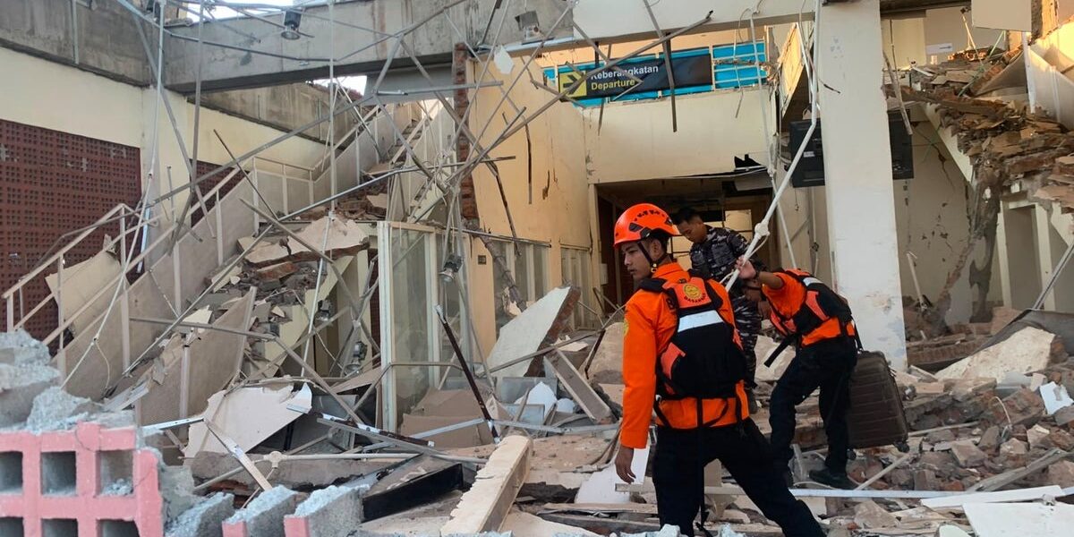 Indonesia Earthquake: Rescuers Comb Rubble as Death Toll Rises to 47 Indonesia Earthquake: Rescuers Comb Rubble as Death Toll Rises to 47