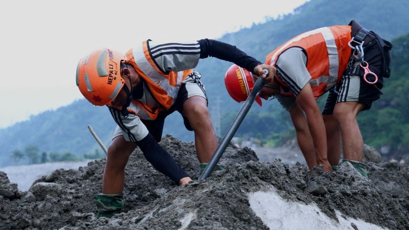 Families in China Await News on Loved Ones Missing After Nepal Landslide Families in China Await News on Loved Ones Missing After Nepal Landslide