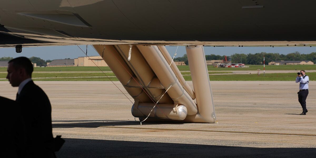 Emergency Slide Deployed from Air Force One as Trump Awaits Dallas Convention Flight