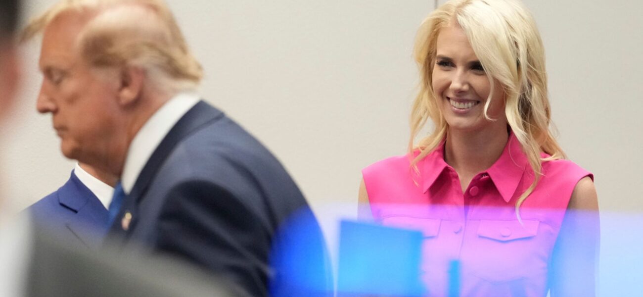 Trump Awarded ,000 Cash Gifts to Top White House Aides, Disclosures Reveal Trump Awarded ,000 Cash Gifts to Top White House Aides, Disclosures Reveal