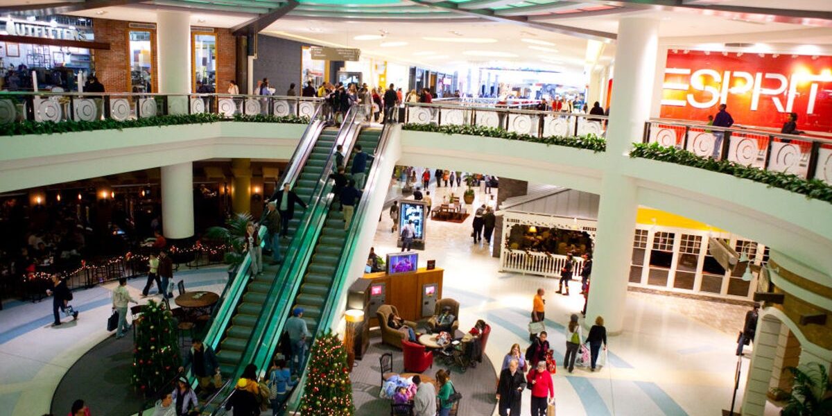 US Holiday Spending Set to Surpass Trillion for First Time US Holiday Spending Set to Surpass Trillion for First Time