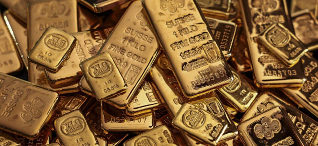 Gold Surges Over 1% as Dollar Weakens and Inflation Data Looms Gold Surges Over 1% as Dollar Weakens and Inflation Data Looms