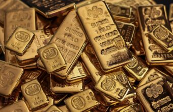 Gold Surges Over 1% as Dollar Weakens and Inflation Data Looms