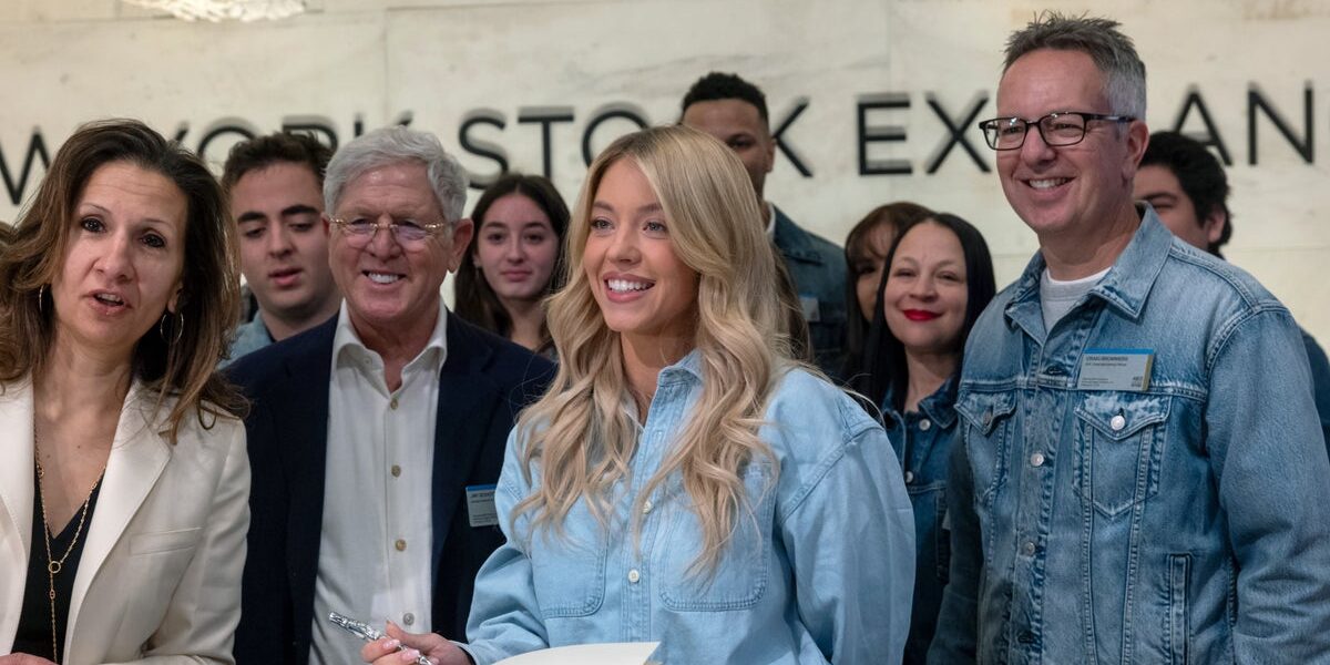 American Eagle Shares Drop 11% Amid Struggles Following Sydney Sweeney Campaign American Eagle Shares Drop 11% Amid Struggles Following Sydney Sweeney Campaign