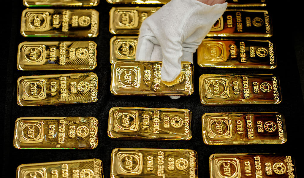 Gold Plummets to Over 3-Week Low Amid Middle East Tensions and Rate-Hike Fears Gold Plummets to Over 3-Week Low Amid Middle East Tensions and Rate-Hike Fears