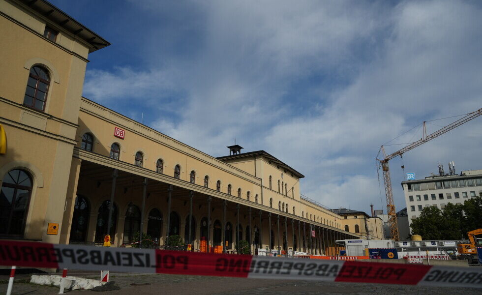 Augsburg Train Station Shuts Down Following Explosion and Suspicious Object Discovery Augsburg Train Station Shuts Down Following Explosion and Suspicious Object Discovery