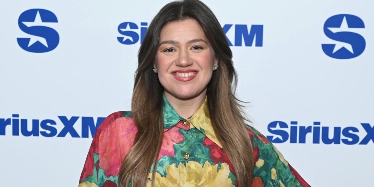 Kelly Clarkson Emotionally Concludes Her Talk Show to Prioritize Family Kelly Clarkson Emotionally Concludes Her Talk Show to Prioritize Family
