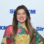 Kelly Clarkson Emotionally Concludes Her Talk Show to Prioritize Family