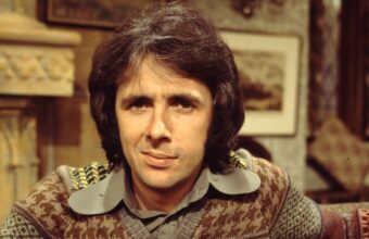 Richard O’Sullivan, Iconic 1970s Sitcom Star of ‘Man About the House,’ Dies at 82