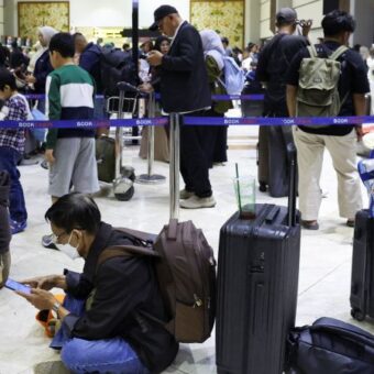 Mount Anak Krakatau Eruption Halts Jakarta Flights and Closes Schools