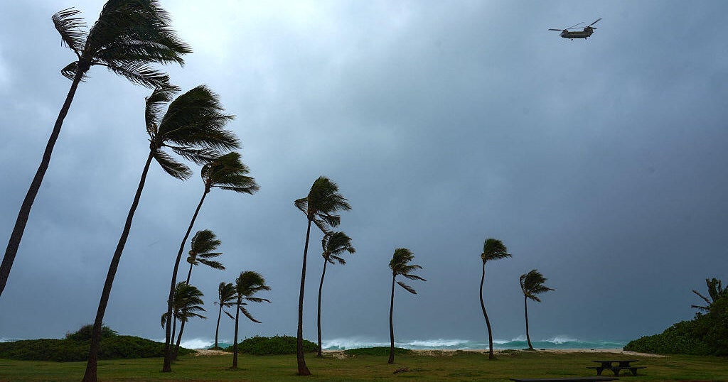 Hurricane Lowell Batters Hawaii, Leaving Thousands Without Power Amid Flood Threat