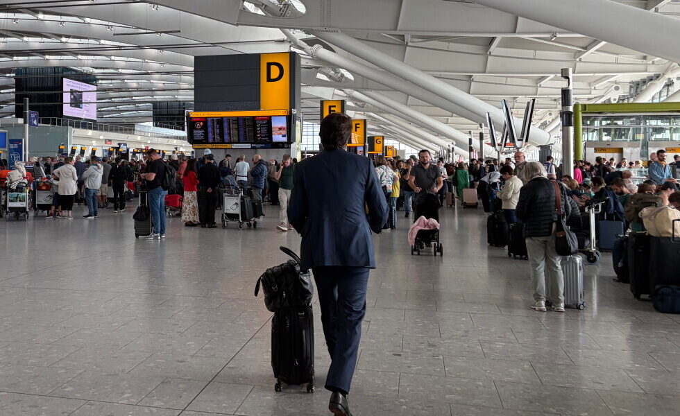 UK Air Travel Disrupted as Over 1,000 Flights Cancelled Due to Control System Failure