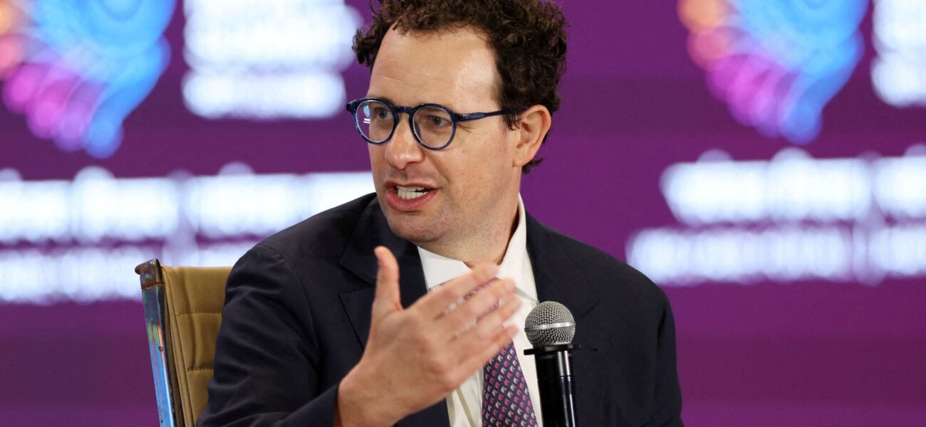 Tech Titans Back Oversight Demands Amid Growing AI Safety Concerns